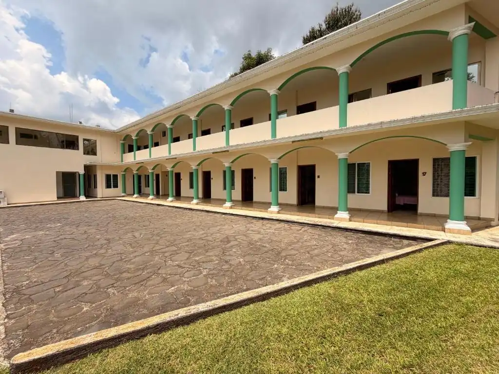 Green arches around the courtyard of Hotel Mirador Santiago